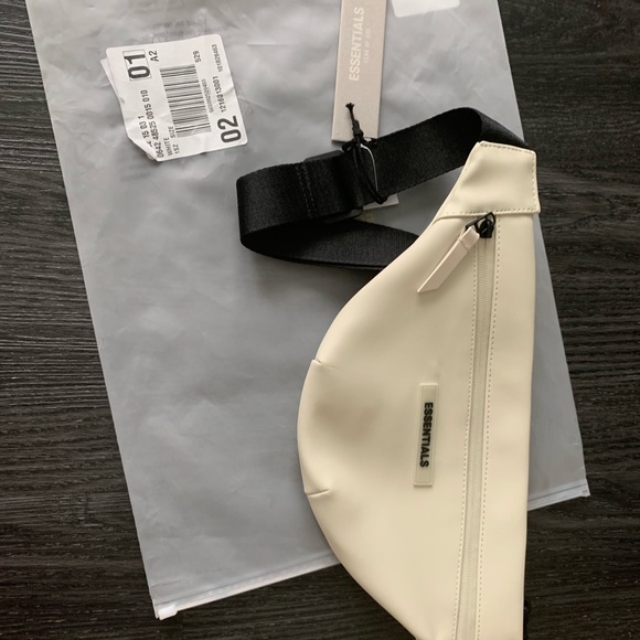 ✅SOLD✅ NWT FOG Essentials Waterproof Slingbag - Picture 3 of 6